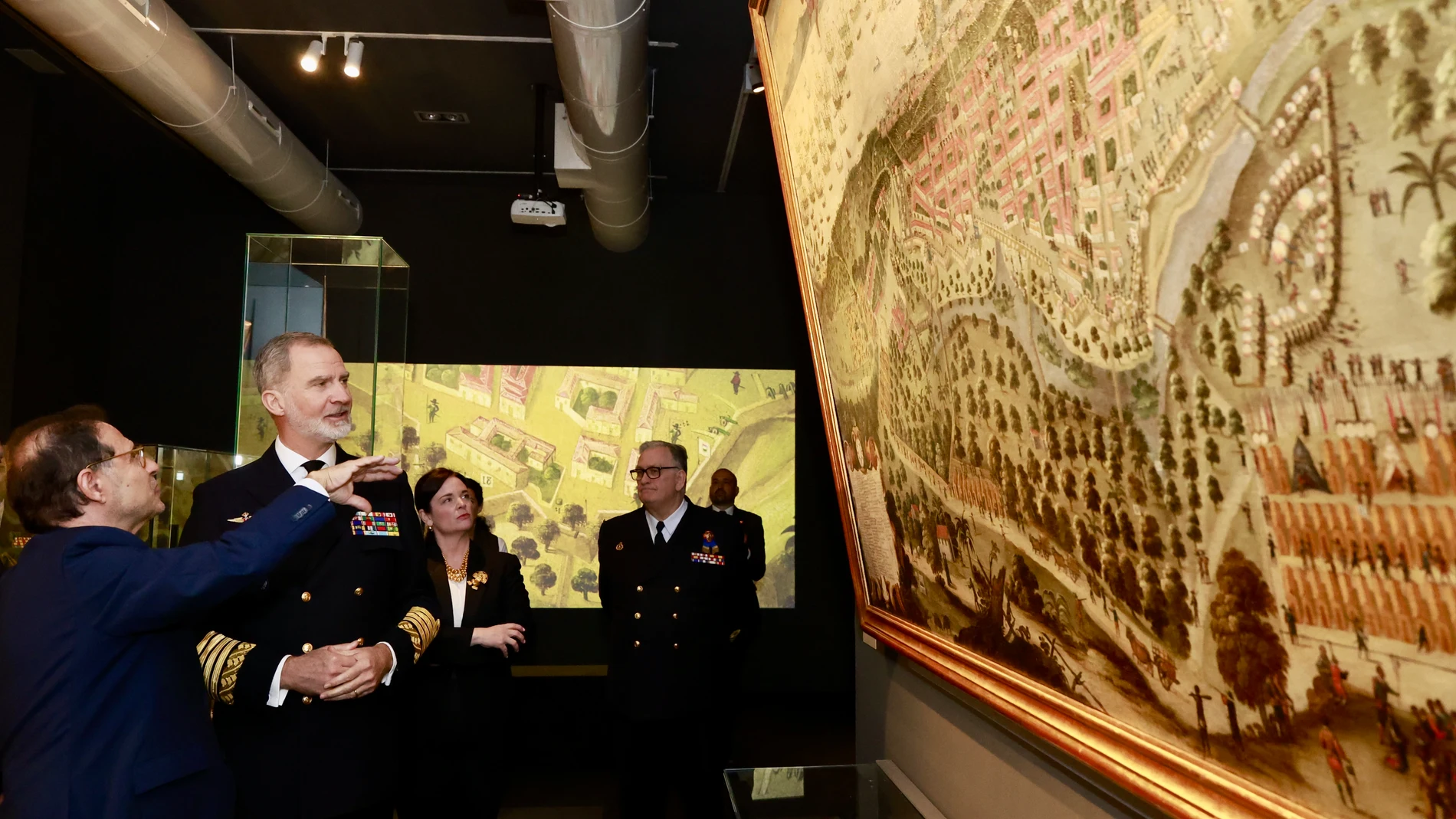 El rey Felipe VI visita el cuadro oculto durante décadas que reescribe el relato sobre una histórica victoria de la Armada El rey Felipe VI visita el cuadro oculto durante décadas que reescribe el relato sobre una histórica victoria de la Armada