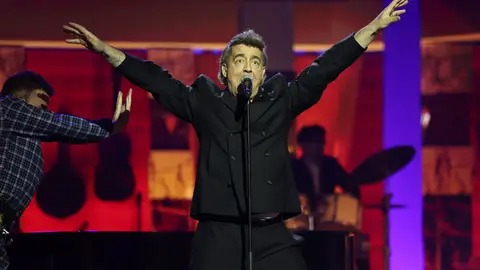 ¡Abriendo la gala por todo lo alto! Goyo Jiménez monta una fiesta con 'Rock DJ' de Robbie Williams ¡Abriendo la gala por todo lo alto! Goyo Jiménez monta una fiesta con 'Rock DJ' de Robbie Williams