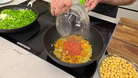 Ralla el tomate, agrégalo, sazona y cocina todo Ralla el tomate, agrégalo, sazona y cocina todo