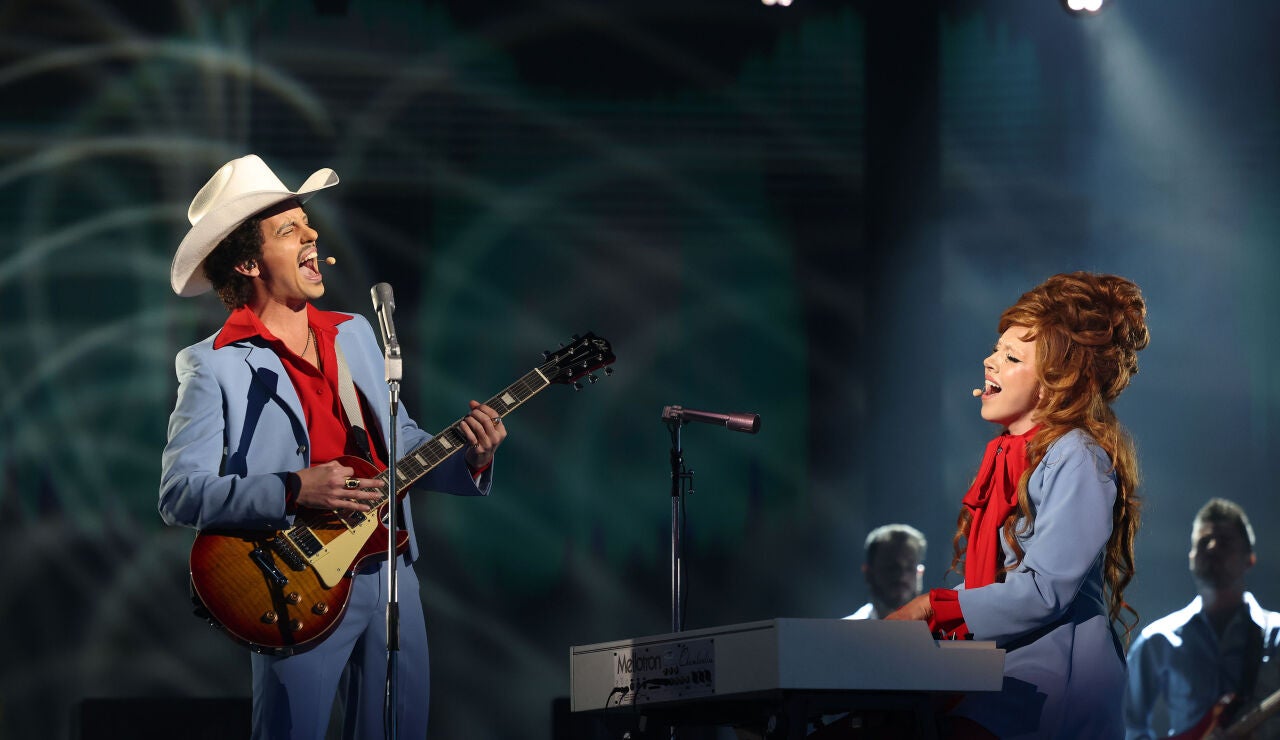 &iexcl;Hipn&oacute;tico! Mikel Herzog Jr. y Andrea Guasch iluminan el plat&oacute; como Bruno Mars y Lady Gaga con 'Die with a smile'