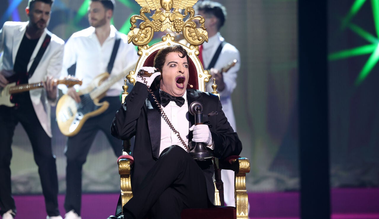 &iexcl;Por partida doble! Manu Baqueiro se multiplica para imitar a la Orquesta Mondrag&oacute;n con su 'Caperucita feroz'