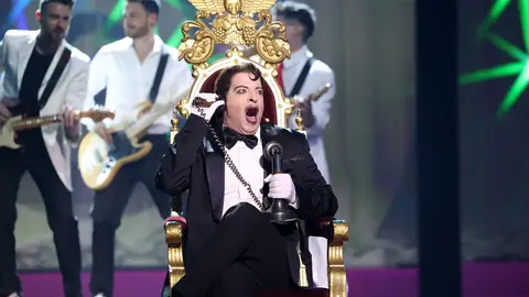 ¡Por partida doble! Manu Baqueiro se multiplica para imitar a la Orquesta Mondragón con su 'Caperucita feroz' ¡Por partida doble! Manu Baqueiro se multiplica para imitar a la Orquesta Mondragón con su 'Caperucita feroz'