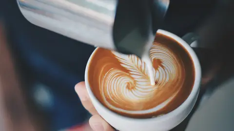 Sirviendo café con leche Sirviendo café con leche