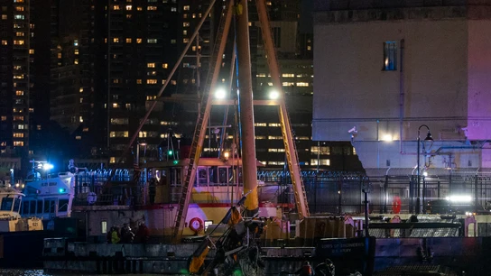 Retiran los restos del helicóptero en el Río Hudson en Nueva York Retiran los restos del helicóptero en el Río Hudson en Nueva York