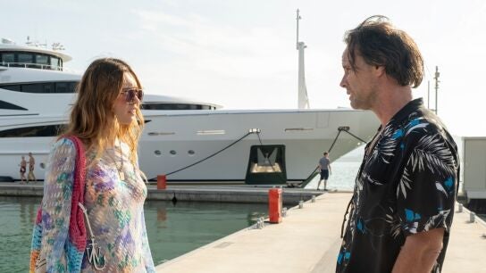 Aimee Lou Wood y Walton Goggins como Rick y Chelsea en The White Lotus 3