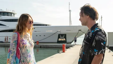 Aimee Lou Wood y Walton Goggins como Rick y Chelsea en The White Lotus 3 Aimee Lou Wood y Walton Goggins como Rick y Chelsea en The White Lotus 3