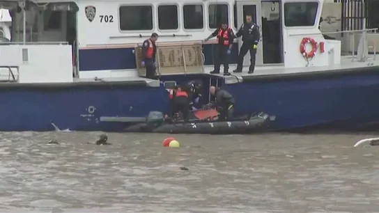 El helicóptero estrellado en Nueva York perdió las aspas en el aire antes de caer al río Hudson El helicóptero estrellado en Nueva York perdió las aspas en el aire antes de caer al río Hudson