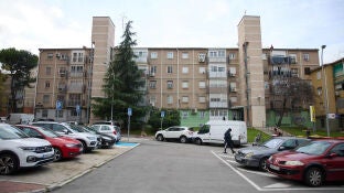 Dos ascensores instalados en la fachada de un edificio en la calle Marcelo Usera
