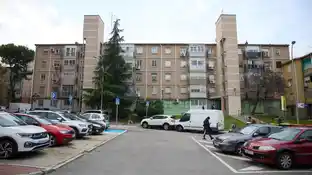 Dos ascensores instalados en la fachada de un edificio en la calle Marcelo Usera Dos ascensores instalados en la fachada de un edificio en la calle Marcelo Usera
