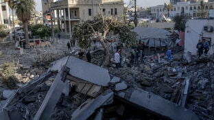 Palestinos inspeccionan el edificio destruido del hospital Al Ahli