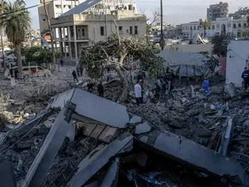 Palestinos inspeccionan el edificio destruido del hospital Al Ahli Palestinos inspeccionan el edificio destruido del hospital Al Ahli