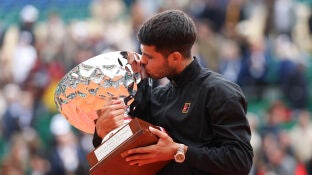 Carlos Alcaraz posa con el trofeo del Masters 1000 de Montecarlo