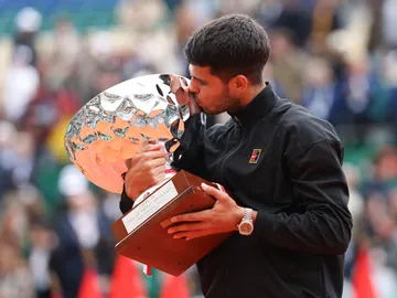 Carlos Alcaraz posa con el trofeo del Masters 1000 de Montecarlo Carlos Alcaraz posa con el trofeo del Masters 1000 de Montecarlo