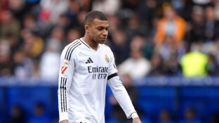 Kylian Mbapp&eacute; abandona el c&eacute;sped de Mendizorroza tras ser expulsado