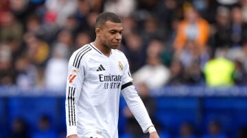 Kylian Mbappé abandona el césped de Mendizorroza tras ser expulsado