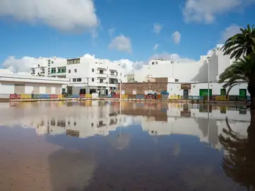 La Dirección General de Seguridad y Emergencias del Gobierno canario ha dado por finalizada sobre las 07.00 horas de este domingo la emergencia por inundaciones pluviales decretada por primera vez este sábado en Lanzarote, que ha causado 222 incidencias en Arrecife y Costa Teguise. La Dirección General de Seguridad y Emergencias del Gobierno canario ha dado por finalizada sobre las 07.00 horas de este domingo la emergencia por inundaciones pluviales decretada por primera vez este sábado en Lanzarote, que ha causado 222 incidencias en Arrecife y Costa Teguise.