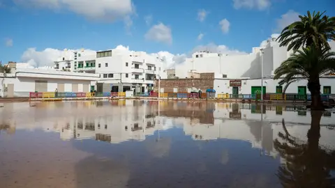 La Dirección General de Seguridad y Emergencias del Gobierno canario ha dado por finalizada sobre las 07.00 horas de este domingo la emergencia por inundaciones pluviales decretada por primera vez este sábado en Lanzarote, que ha causado 222 incidencias en Arrecife y Costa Teguise. La Dirección General de Seguridad y Emergencias del Gobierno canario ha dado por finalizada sobre las 07.00 horas de este domingo la emergencia por inundaciones pluviales decretada por primera vez este sábado en Lanzarote, que ha causado 222 incidencias en Arrecife y Costa Teguise.