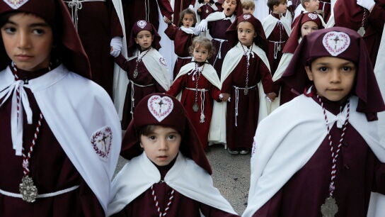 Los cofrades consagran tiempo y dinero para que todo est&eacute; a punto en Semana Santa 