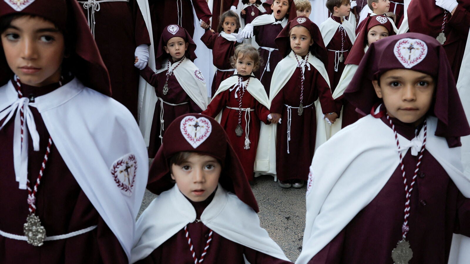 Los cofrades consagran tiempo y dinero para que todo esté a punto en Semana Santa 