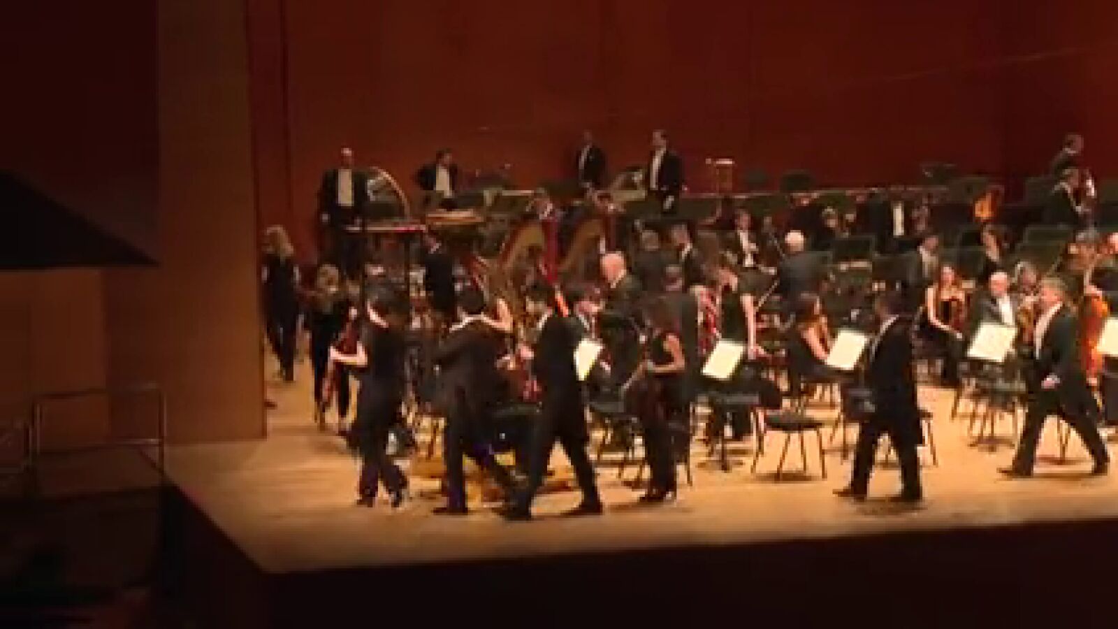 Músicos de la Orquesta Sinfónica de Bilbao, en huelga, abandonan el escenario a mitad de concierto