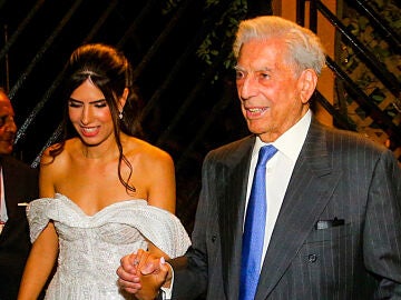 Mario Vargas Llosa y su nieta Josefina