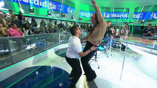 &iexcl;Arde el Dancing Corner! Un espectador provoca a Aless Gibaja al ritmo de Ricky Martin