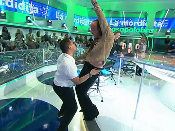 ¡Arde el Dancing Corner! Un espectador provoca a Aless Gibaja al ritmo de Ricky Martin ¡Arde el Dancing Corner! Un espectador provoca a Aless Gibaja al ritmo de Ricky Martin