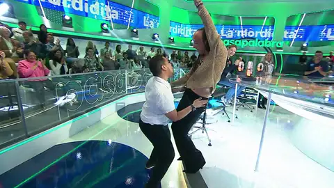 ¡Arde el Dancing Corner! Un espectador provoca a Aless Gibaja al ritmo de Ricky Martin ¡Arde el Dancing Corner! Un espectador provoca a Aless Gibaja al ritmo de Ricky Martin