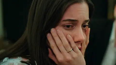 La prueba del vestido de novia de Suna la lleva al límite: todo está listo para su boda con Saffet La prueba del vestido de novia de Suna la lleva al límite: todo está listo para su boda con Saffet