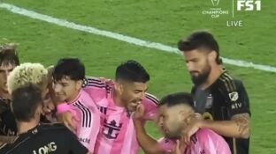 Luis Su&aacute;rez, en el momento de su 'casi' mordisco a Jordi Alba