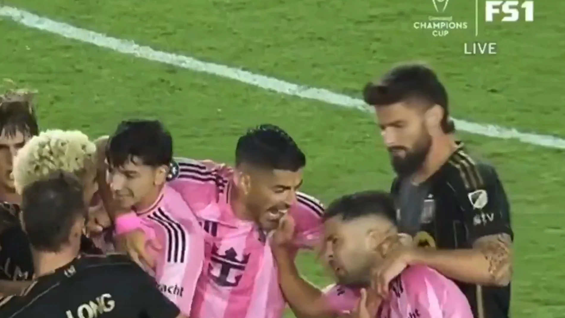 Luis Suárez, en el momento de su 'casi' mordisco a Jordi Alba Luis Suárez, en el momento de su 'casi' mordisco a Jordi Alba