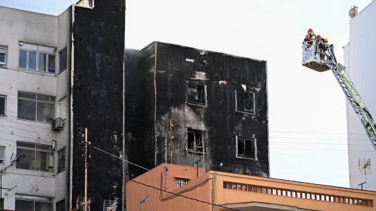 Bomberos intentan controlar las llamas del edificio de Castell&oacute;n