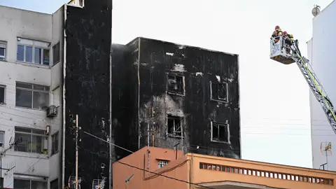 Bomberos intentan controlar las llamas del edificio de Castellón Bomberos intentan controlar las llamas del edificio de Castellón