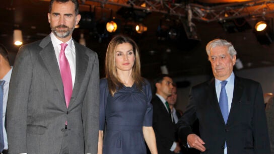 Felipe, Letizia y Mario Vargas Llosa