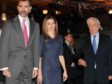 Felipe, Letizia y Mario Vargas Llosa