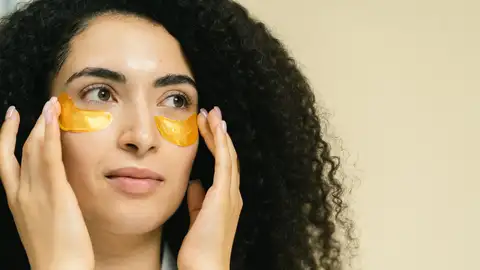 Mujer con parches para las ojeras Mujer con parches para las ojeras