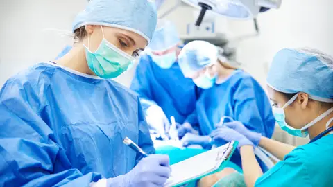 Cirujana en el quirófano Cirujana en el quirófano