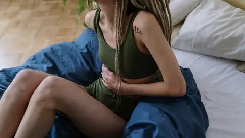 Mujer con dolor abdominal Mujer con dolor abdominal