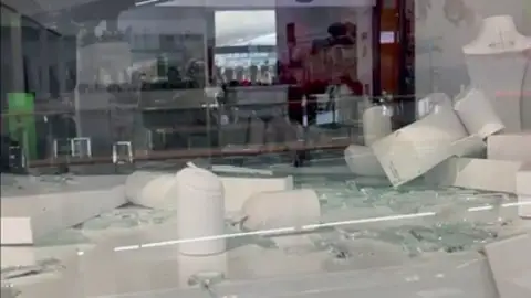 Así dejaron los atracadores la joyería del centro comercial 'El Mirador' en Las Palmas Así dejaron los atracadores la joyería del centro comercial 'El Mirador' en Las Palmas