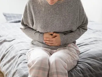 Mujer con dolor abdominal Mujer con dolor abdominal
