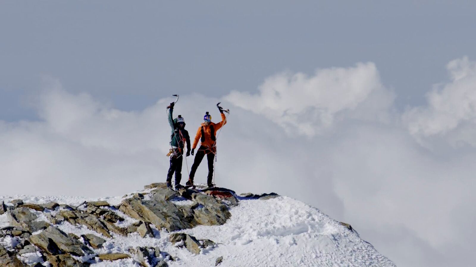 Hazaña histórica: ascienden tres de las montañas más míticas de los Alpes en 15 horas