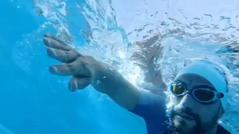 Alberto Lorente, del autobús a dar la vuelta a España nadando Alberto Lorente, del autobús a dar la vuelta a España nadando