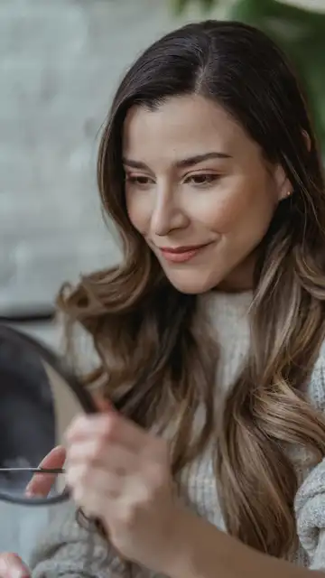 Mujer mirándose en el espejo Mujer mirándose en el espejo