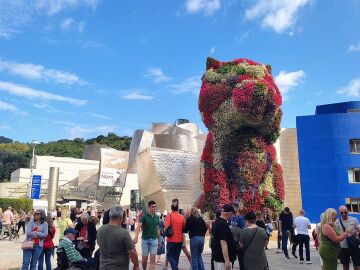 La Ertzaintza inspecciona un objeto sospechoso en el Museo Guggenheim Bilbao.