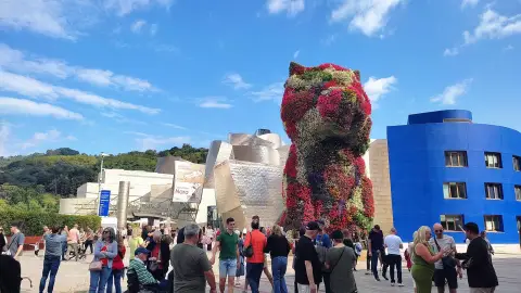 La Ertzaintza inspecciona un objeto sospechoso en el Museo Guggenheim Bilbao. La Ertzaintza inspecciona un objeto sospechoso en el Museo Guggenheim Bilbao.