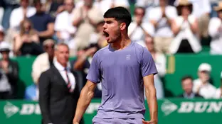 Carlos Alcaraz celebra la victoria ante Fils en semifinales del Conde de Godó Carlos Alcaraz celebra la victoria ante Fils en semifinales del Conde de Godó