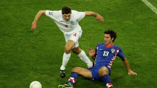 Nikola Pokrivac lucha por un bal&oacute;n con Steven Gerrard
