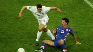 Nikola Pokrivac lucha por un balón con Steven Gerrard Nikola Pokrivac lucha por un balón con Steven Gerrard