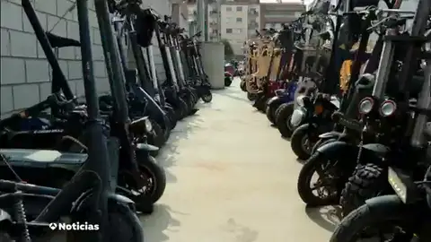 El peligro de tirar patinetes o electrodomésticos con baterías de litio El peligro de tirar patinetes o electrodomésticos con baterías de litio