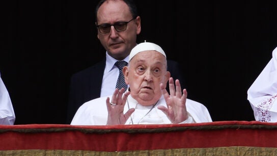 El Papa Francisco pronuncia su bendici&oacute;n Urbi Et Orbi desde el balc&oacute;n con vista a la Plaza de San Pedro el 20 de abril de 2025 en la Ciudad del Vaticano, Vaticano.